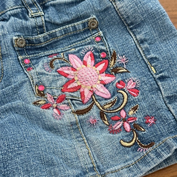 Faded Glory Girls 7 Blue Denim Shorts Pink Floral Embroidery Rhinestone Pockets - Picture 2 of 4